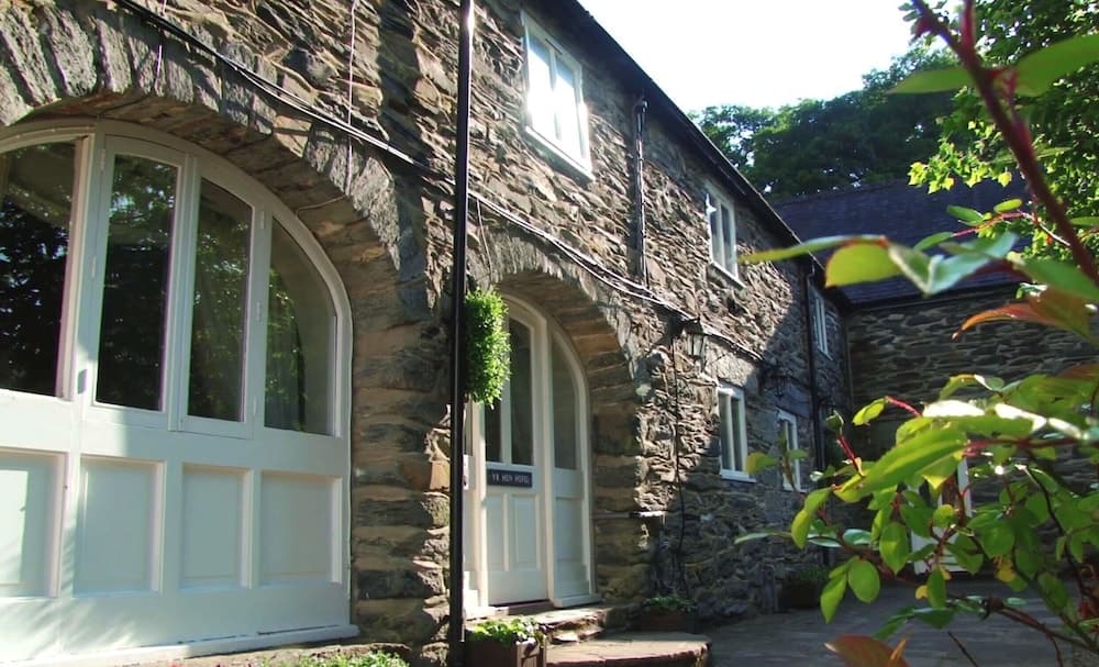 Bryn Melyn Farm Cottages- 5 Luxury Cottages In A Stunning Setting with Wood Fired Hot Tub