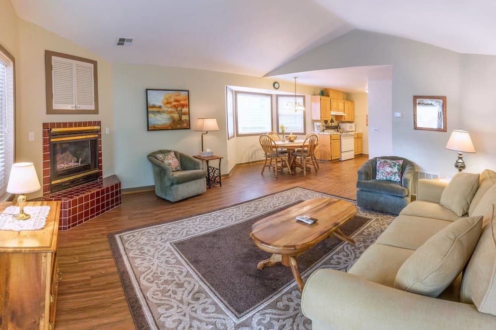 Oak Lawn Cottage ~ 1.5 Blocks to OSF