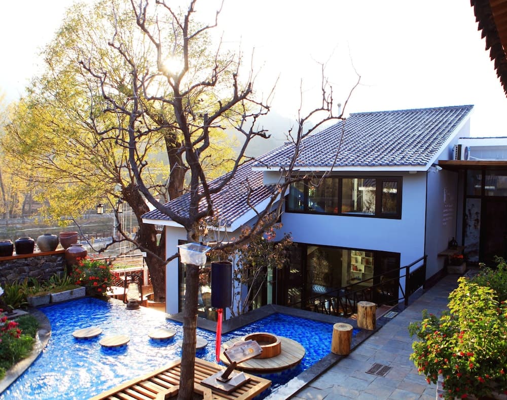 Carpenter's Rustic Courtyard-Great Wall