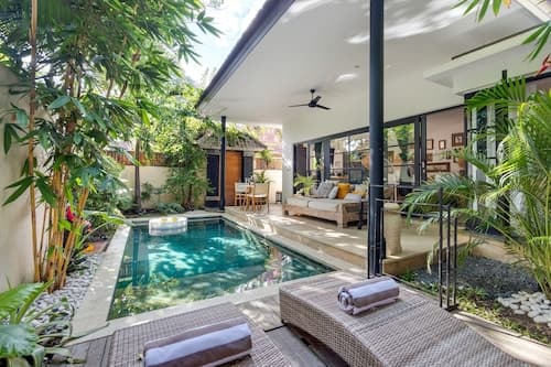 Villa Lora by Villa Finder
