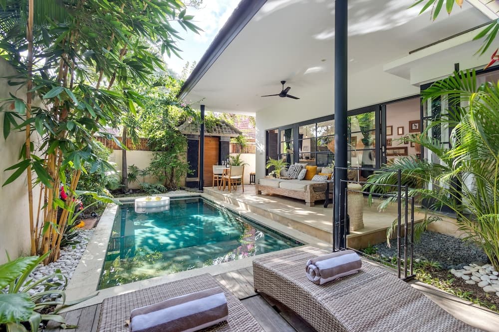 Villa Lora by Villa Finder