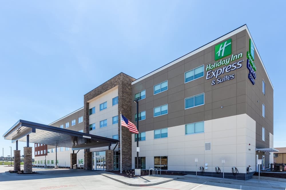 Holiday Inn Express & Suites Springfield North by IHG