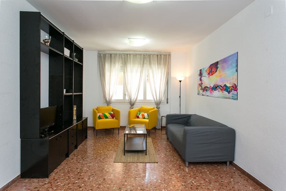 Spacious & Quiet 4 Bedroom Apartment
