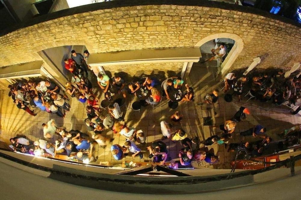 Konaklama yerinin ön cephesi - akşam/gece