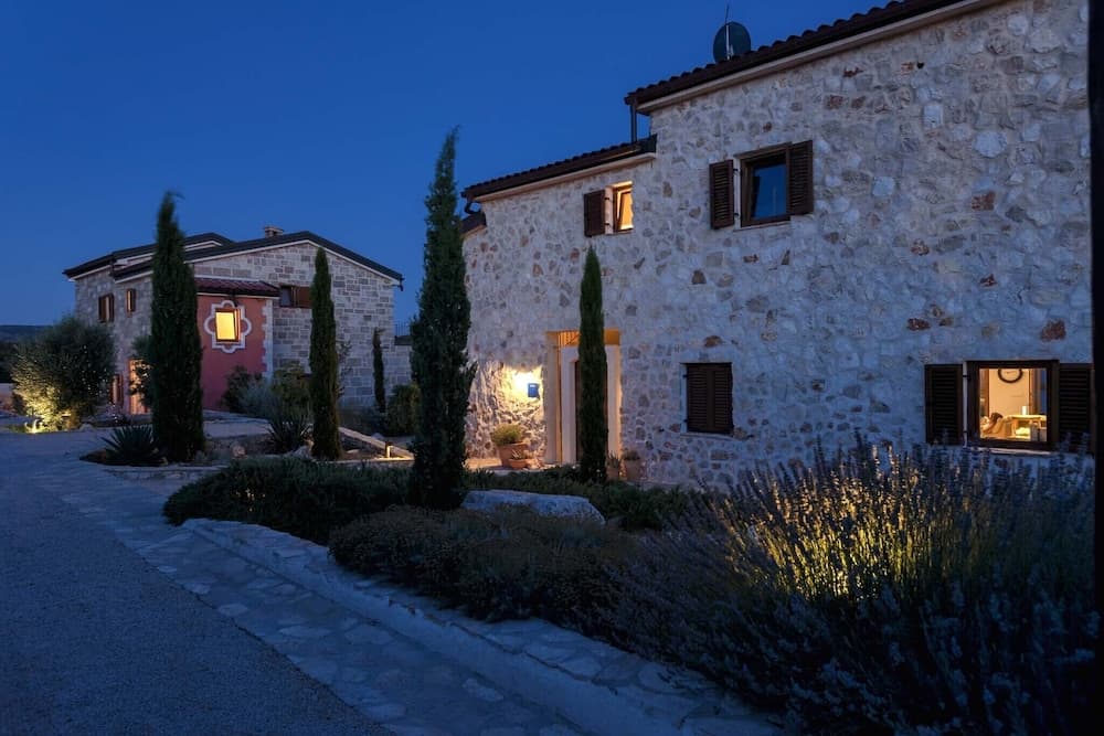 Konaklama yerinin ön cephesi - akşam/gece