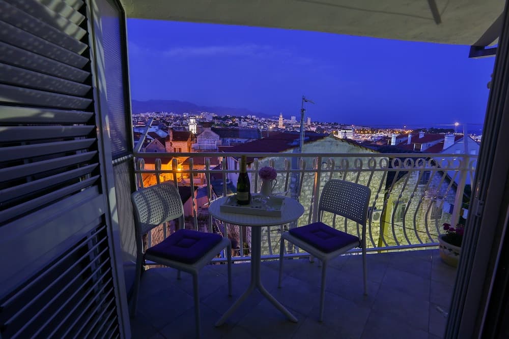 Split Summer Lounge Apartments