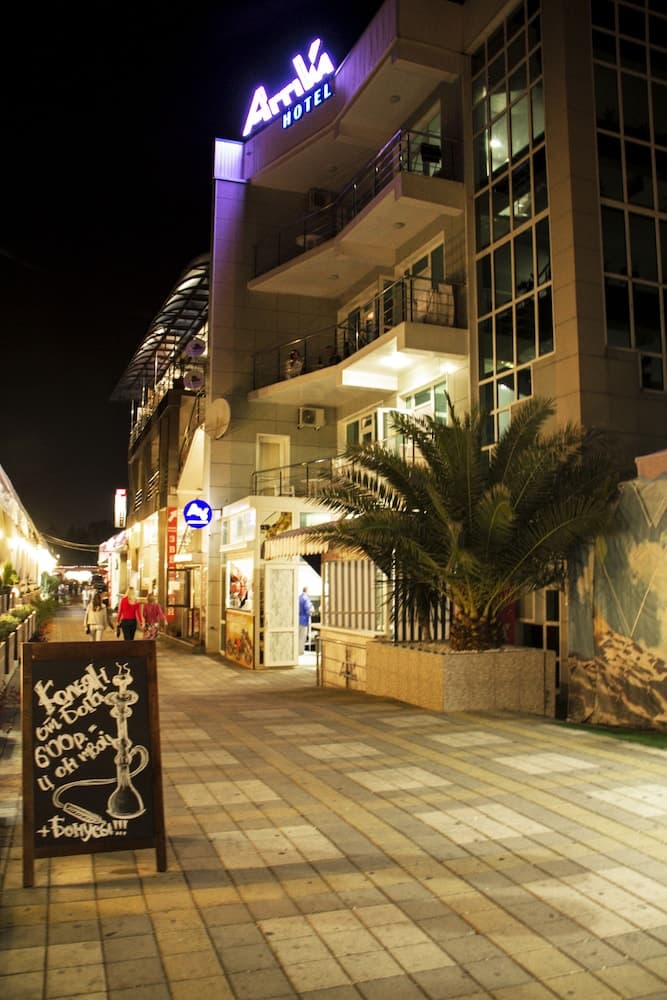 Konaklama yerinin ön cephesi - akşam/gece