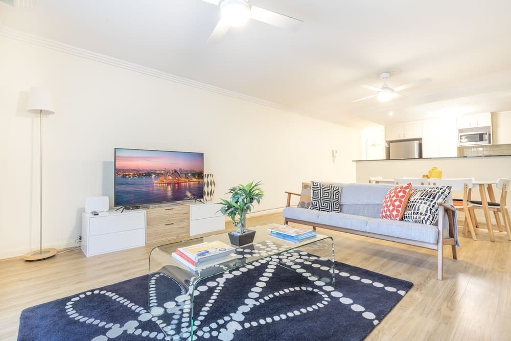 Perfectly Located Apt Rooftop Pool & Spa