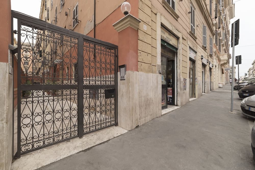 Romantic Vintage Colosseum Apartment