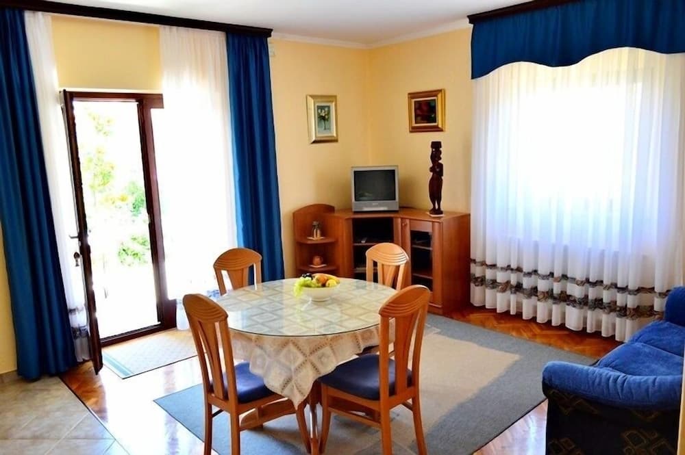 Odada yemek servisi