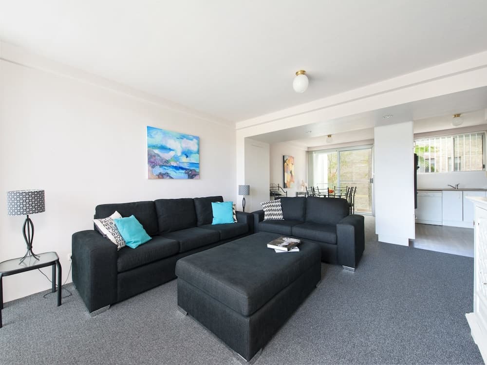9 Cirrus at Fingal Bay
