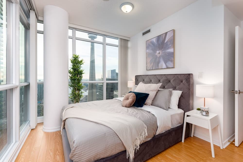 QuickStay - Elegant & Modern Condo, CN Tower Views