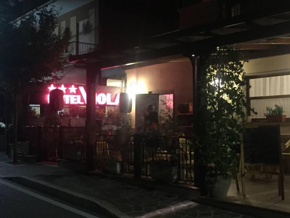 Konaklama yerinin ön cephesi - akşam/gece