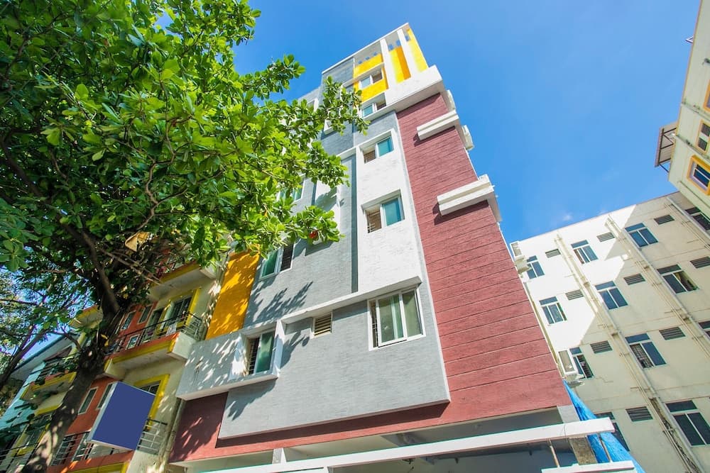 OYO 10522 Varcity Emerald