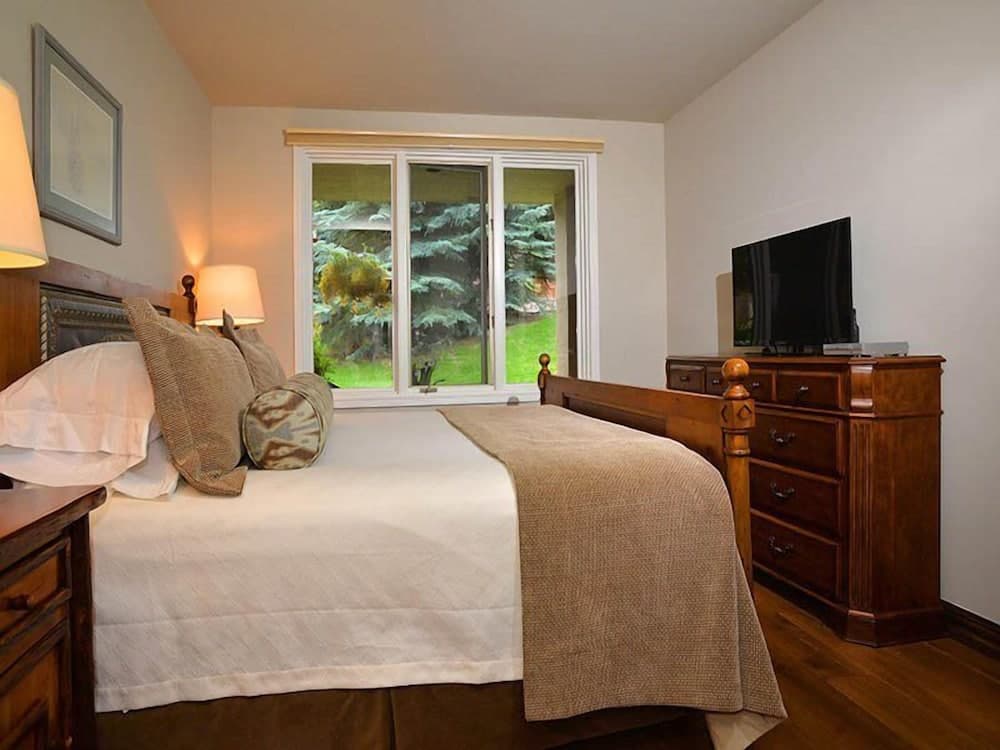 Arrowhead Village Condo - 104 Seasons Lodge