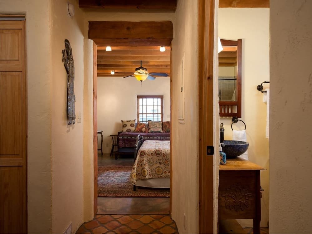 Desert Breeze - Delightful Railyard Adobe, Walk to The Plaza