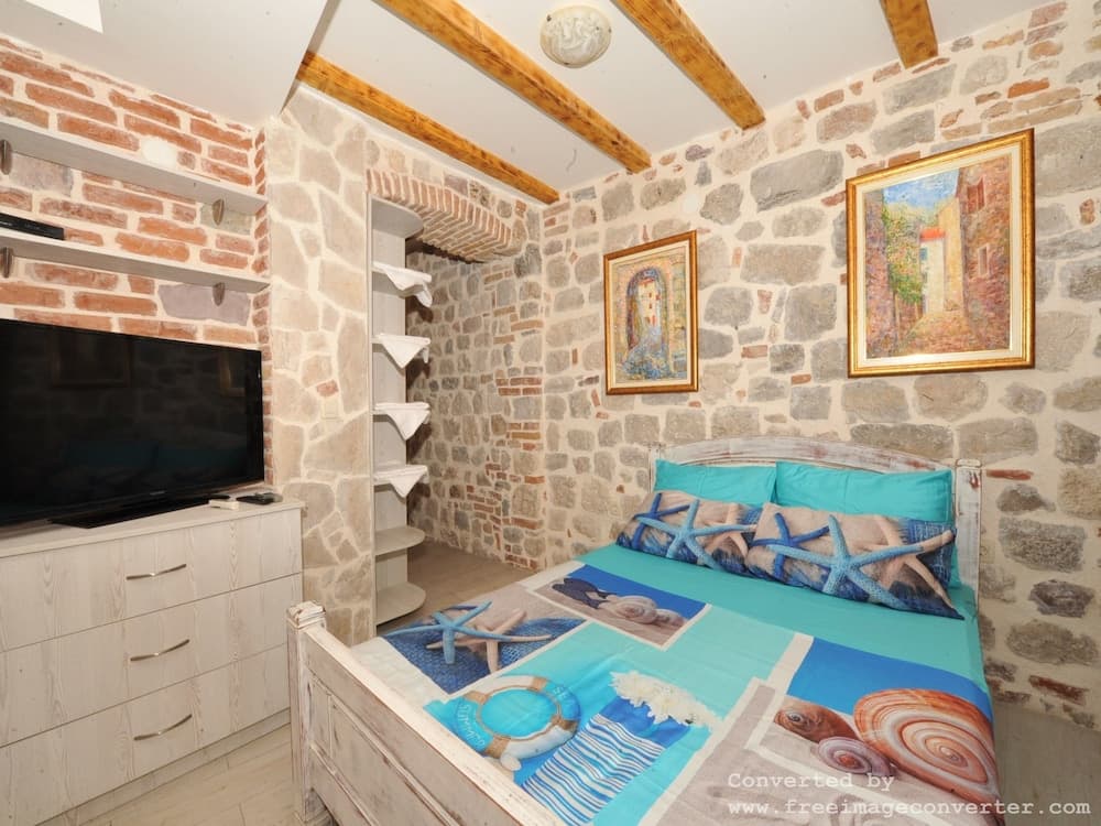 Una Apartments