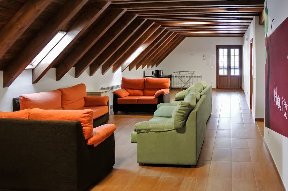 Hostal y Albergue Haizea - Hostel