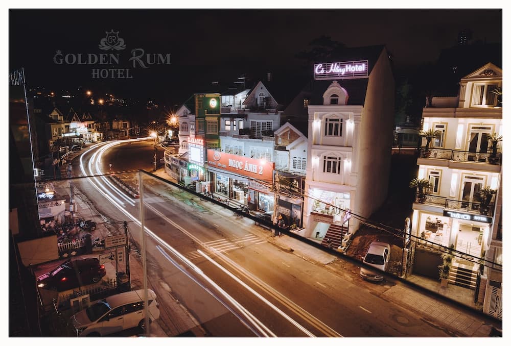 Konaklama yerinin ön cephesi - akşam/gece