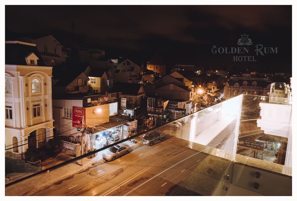 Konaklama yerinin ön cephesi - akşam/gece