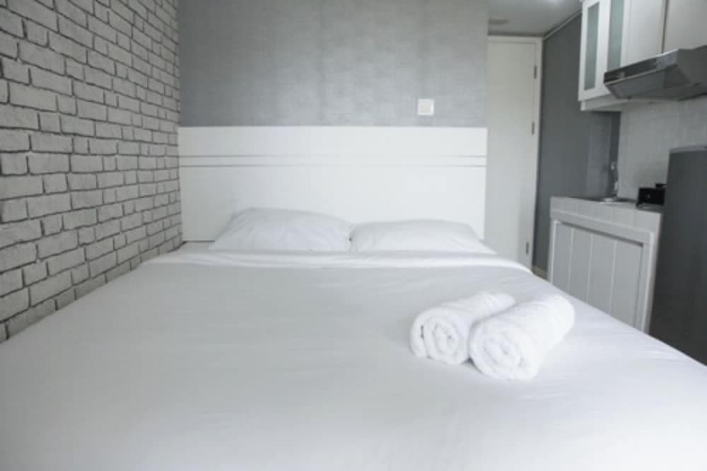 Modern and Comfortable Studio Apartment Springlake Summarecon near Summarecon