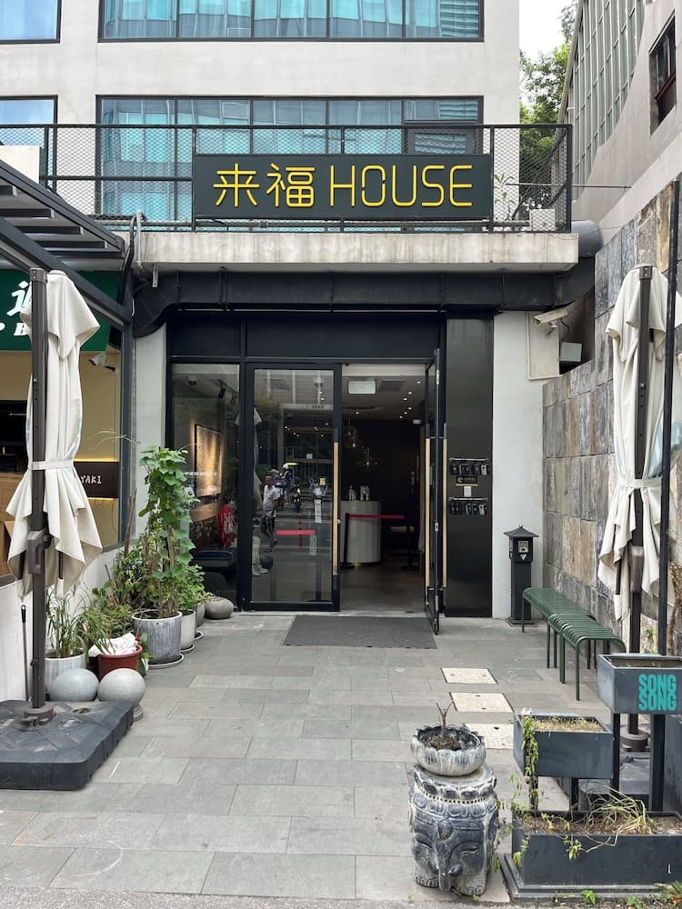 MIJU HOUSE Gubei-a small white building beside Shanghai oil painting sculpture institute