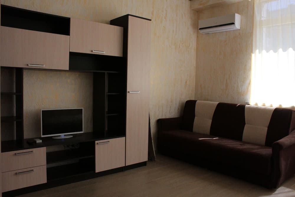 Apartment on Kamyshovaya 41, apt 2