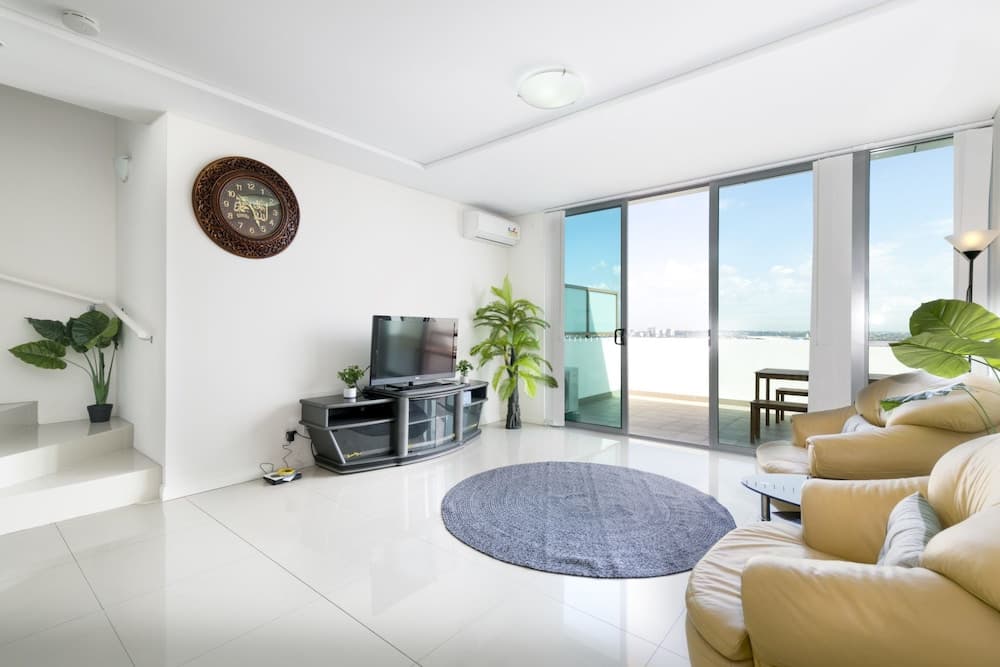 Penthouse near Airport & CBD