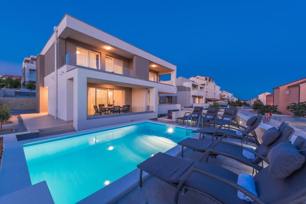 Apartments with Pool Villa Zora