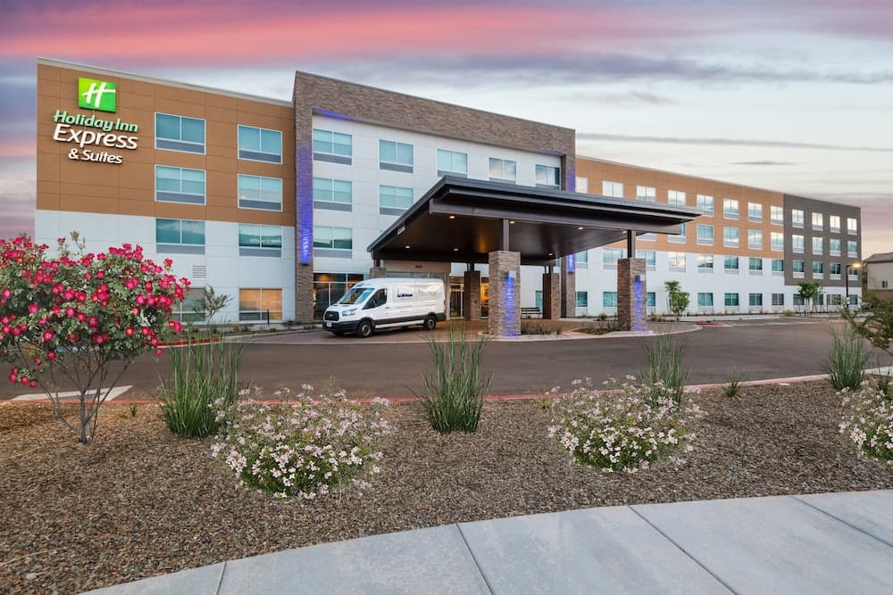 Holiday Inn Express & Suites Phoenix - Airport North by IHG