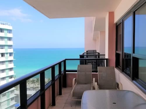 Alexander 1618 2 Bedroom Apts by RedAwning
