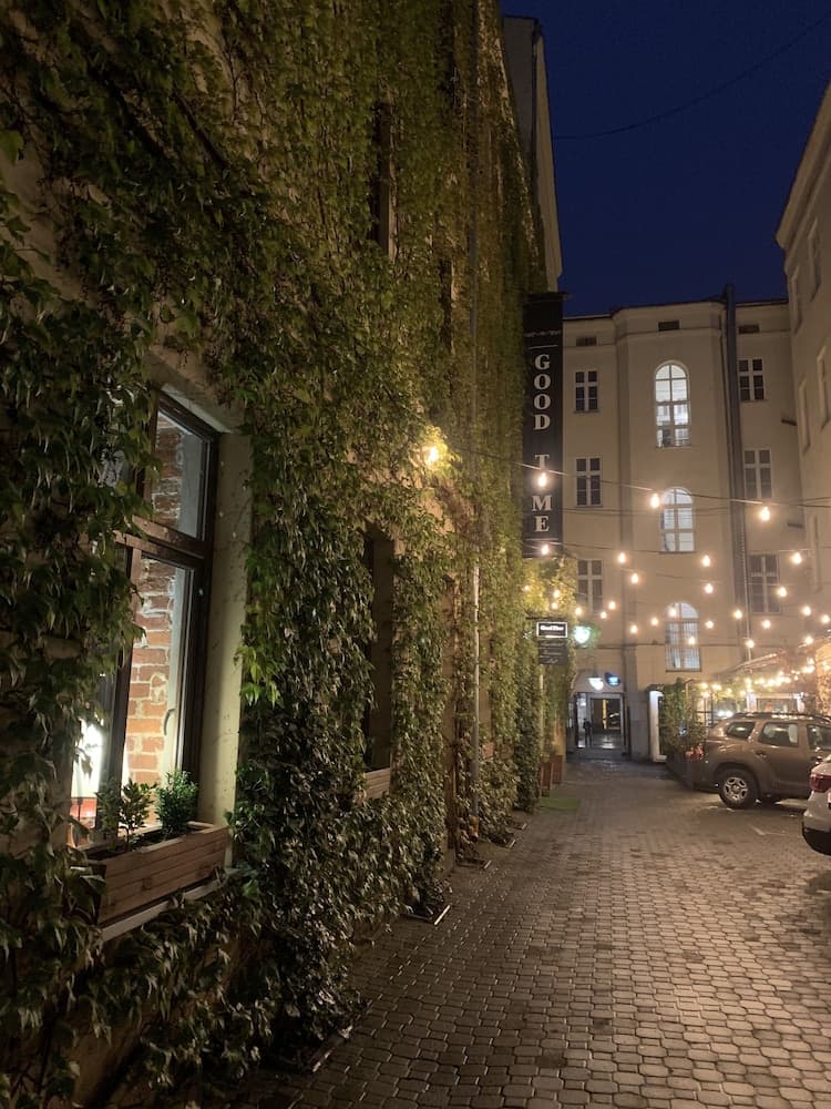 Konaklama yerinin ön cephesi - akşam/gece