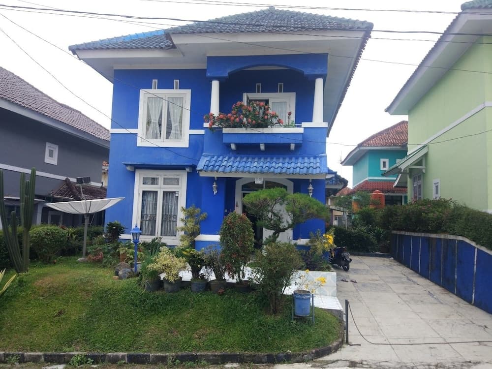 Villa Abdi Cipanas with Swimming Pool