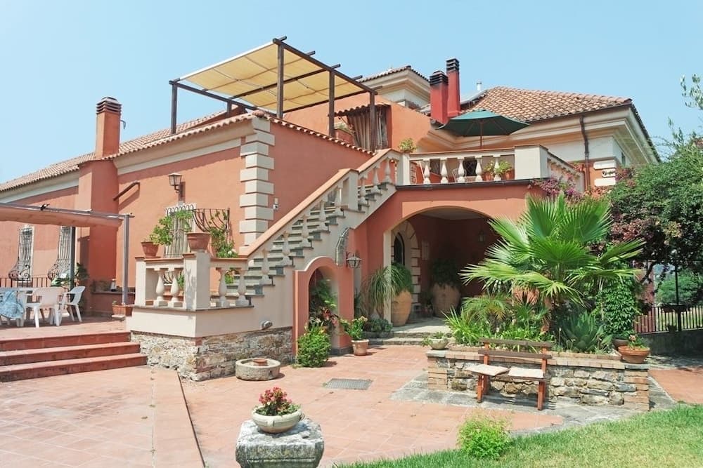 Emanuele Apartments