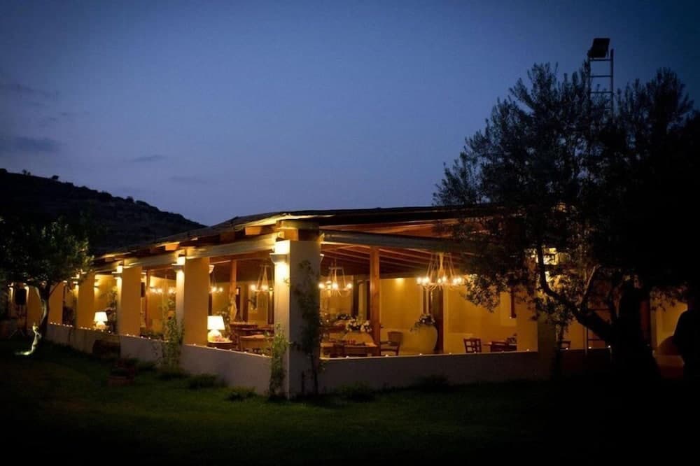 Konaklama yerinin ön cephesi - akşam/gece