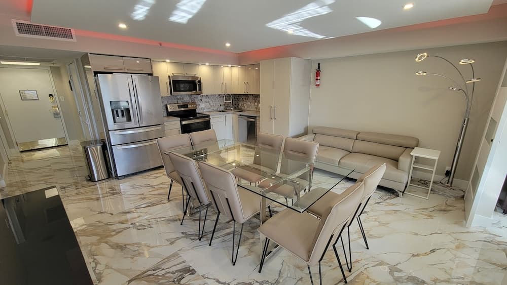 Alexander 521 3 Bedroom Apts by RedAwning