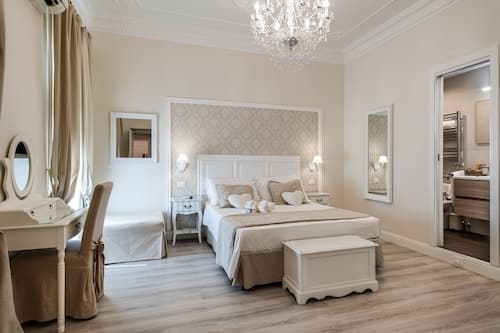 Charme & Chic Luxury