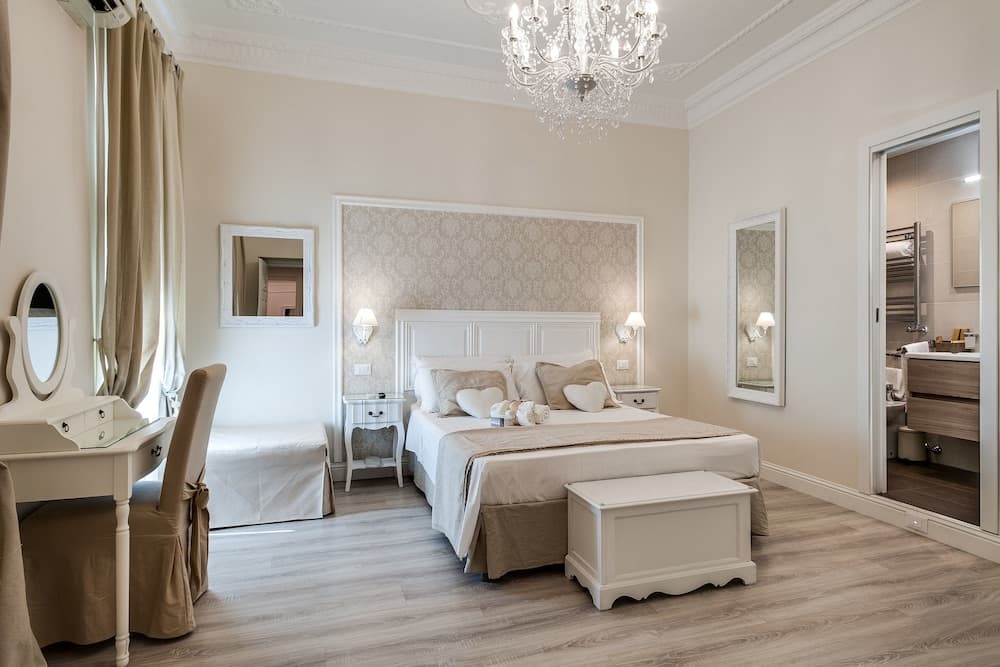 Charme & Chic Luxury