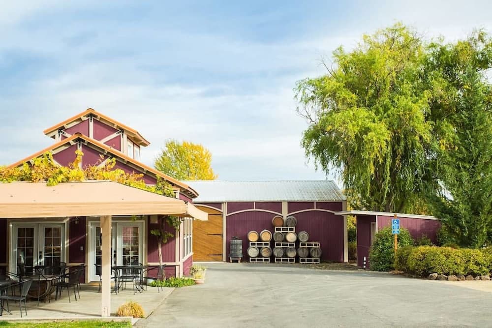 Rellik House. Winery and Alpaca Farm