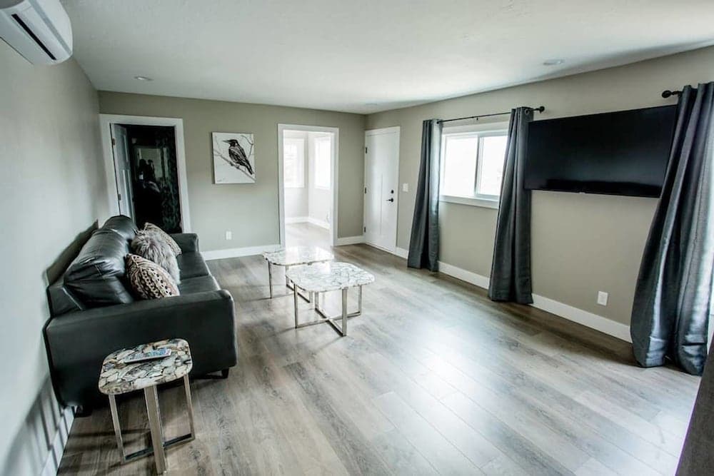 Raven Suite at Rellik House. Winery & Alpaca Farm