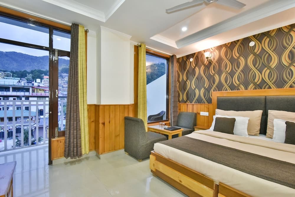 The Posh Hotel near Mall Road with Hassle Free Covered Parking