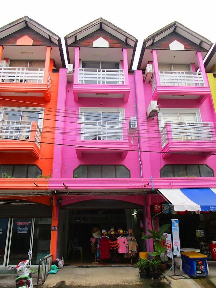 Yai Shop & Rooms