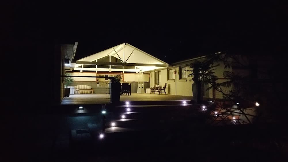 Konaklama yerinin ön cephesi - akşam/gece