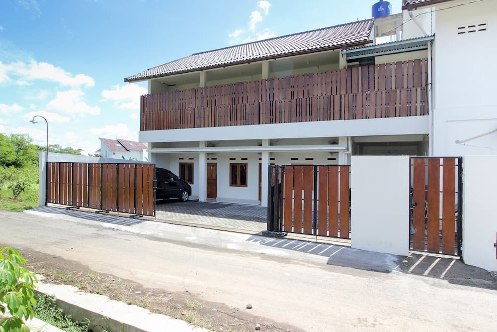 RedDoorz Syariah @ Griya Izzara Guest House