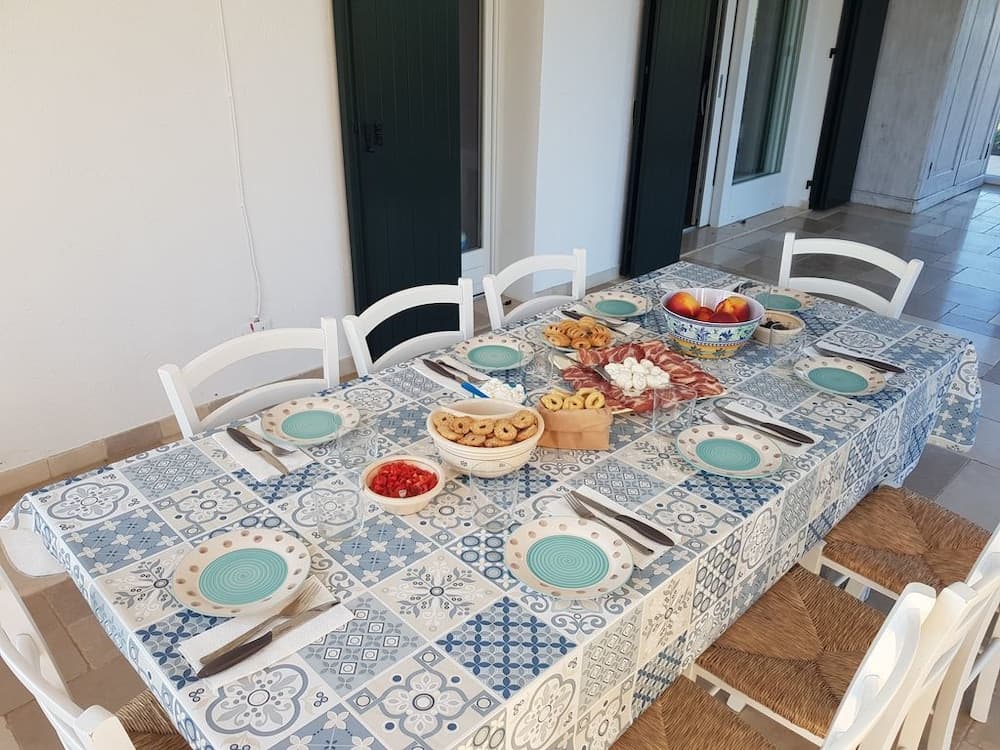 Odada yemek servisi