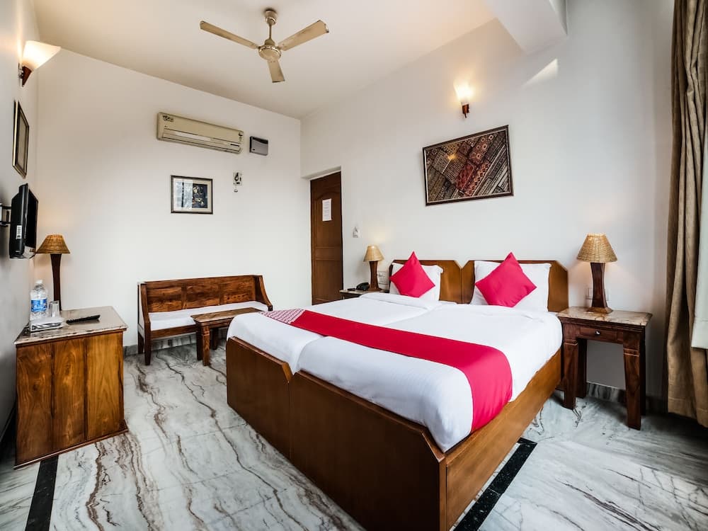 OYO 27041 Hotel Luna Rosa