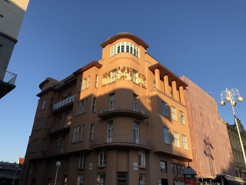 Oval Main Square Apartment