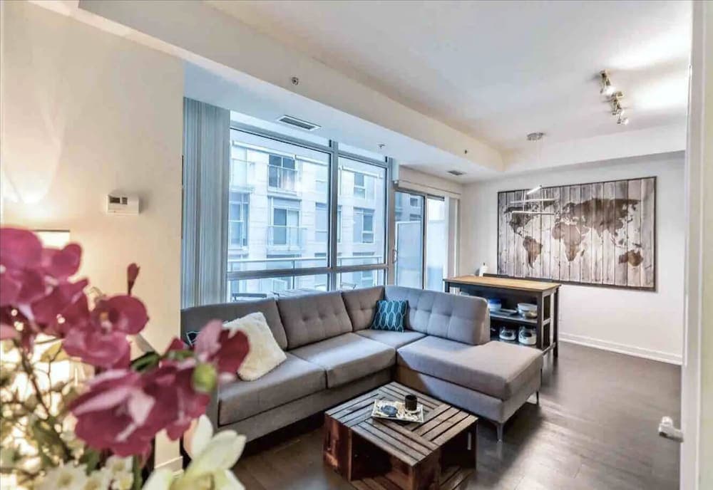 HomeHop - Entertainment District