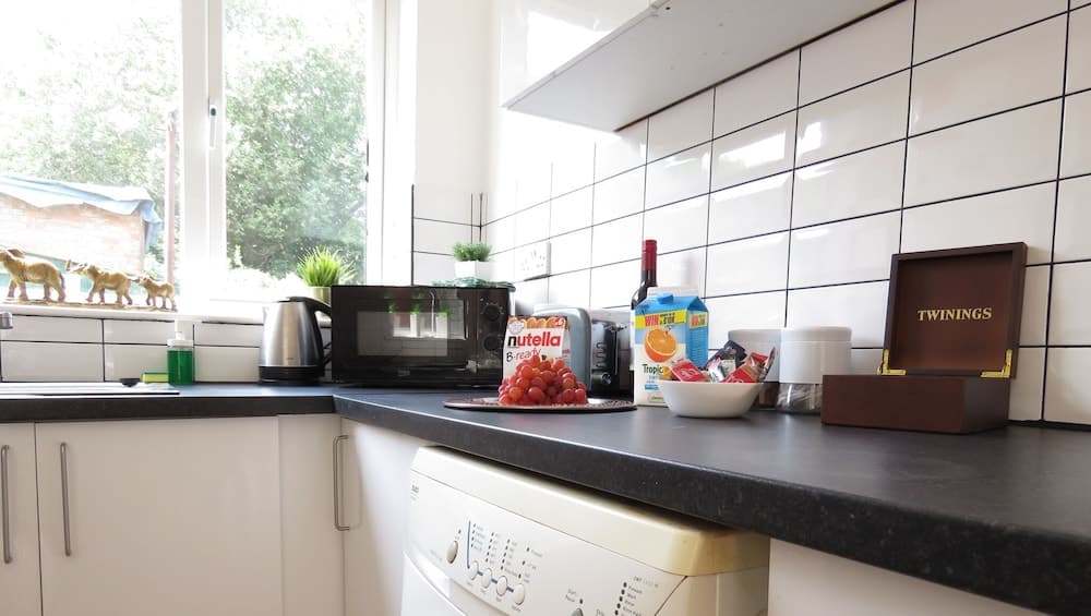 Tudors eSuites Coventry Townhouse Private Garden Free Parking