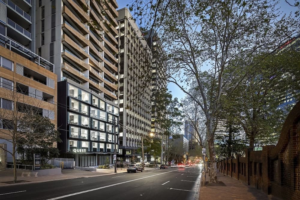 Konaklama yerinin ön cephesi - akşam/gece